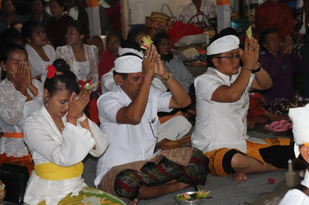 Bupati Giri Prasta Hadiri Piodalan Pura Dalem lan Pura Prajapati Desa Adat Auman